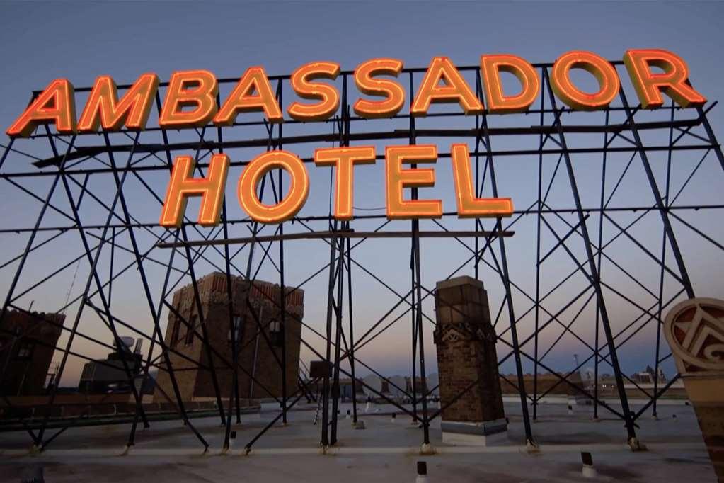 Ambassador Hotel Milwaukee Exterior photo