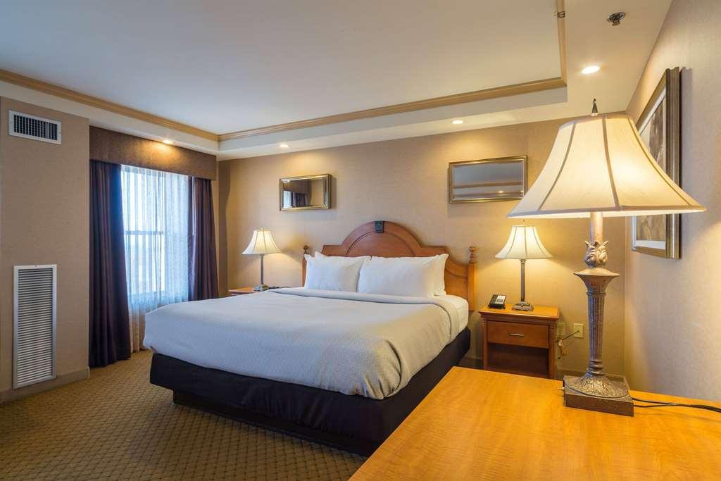 Ambassador Hotel Milwaukee Room photo