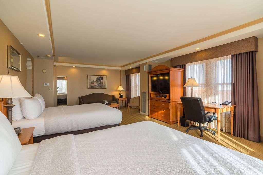 Ambassador Hotel Milwaukee Room photo
