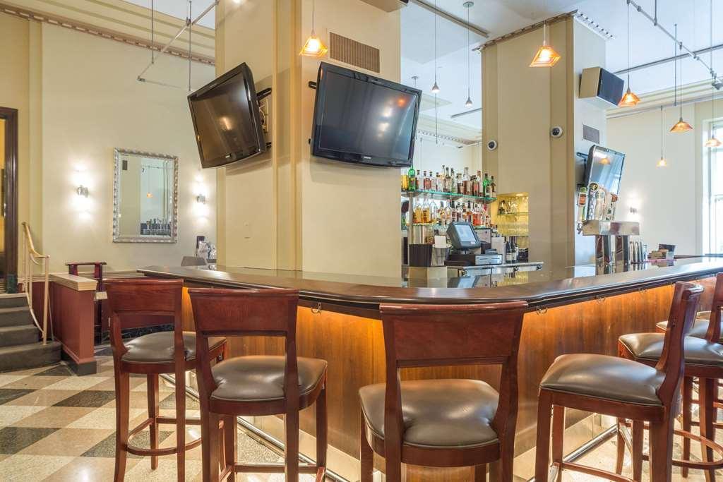Ambassador Hotel Milwaukee Restaurant photo